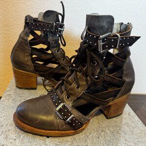 Freebird Cheyenne Sandal in Stone Sz 9